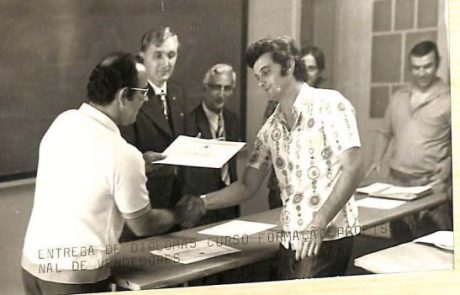 1975 - entrega diplomas Curso Formação Profissional de Vendedores