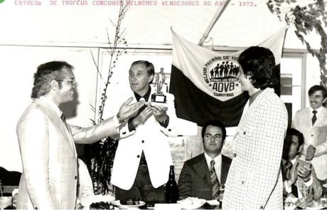 1975 - entrega troféu Melhores Vendedores do Ano