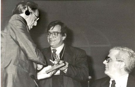 1994 - Congresso Cone Sul - Toffler recebendo escultura do evento