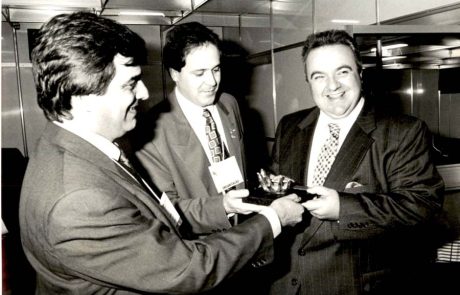 1994 - Congresso Cone Sul - entrega troféu