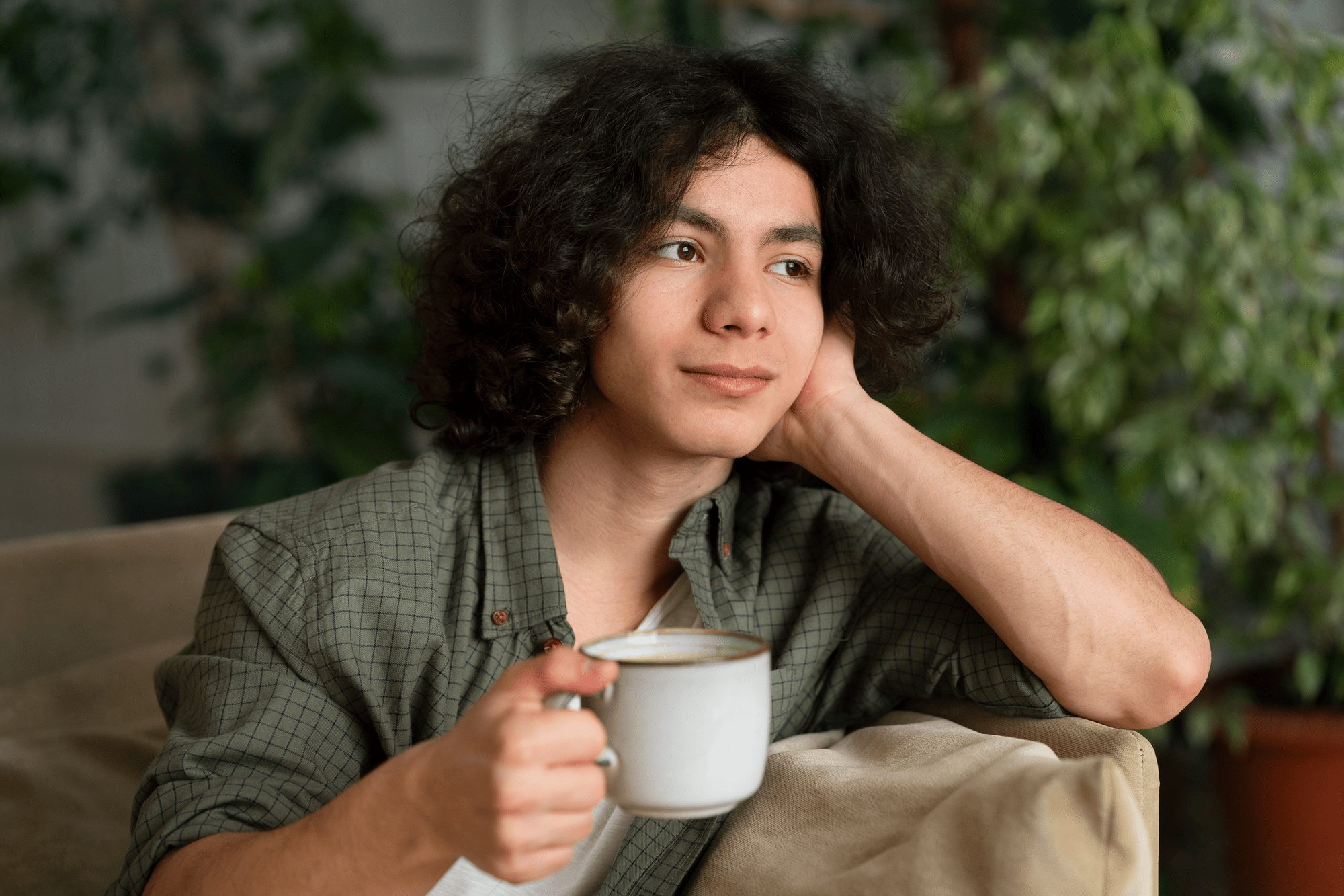 Você sabe quais são os melhores chás para a digestão?   A saúde intestinal e a digestão estão diretamente ligadas e auxiliam no aumento de bem-estar do corpo humano. Isso ocorre, pois o sistema digestivo é responsável por quebrar alimentos e captar nutrientes necessários à saúde. É com base nesse esquema, que nosso corpo funciona corretamente.   Uma boa digestão está ligada à saúde, pois pode auxiliar na prevenção de doenças, síndromes e até doenças crônicas. Entre as condições que podem estar relacionadas a má digestão, a diabetes e doenças cardíacas se destacam. Por isso, cuidar da sua digestão e saúde intestinal ajuda a prevenir essas doenças.   Com uma dieta saudável, rica em fibras e probióticos é possível promover mais saúde intestinal. Outro ponto que pode ajudar nessa mudança, é o consumo de chás para a digestão. Porém, é preciso saber quais são as bebidas que podem ajudar nessa etapa. Confira abaixo, algumas ervas importantes nesse processo:   Chás para a digestão e saúde intestinal: