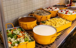 Padronização na alimentação corporativa: o que diferencia fornecedores comuns de parceiros estratégicos