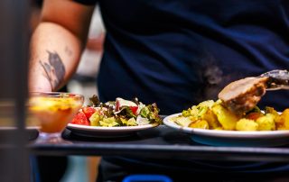 Controle de qualidade na alimentação corporativa: o que o colaborador não vê, mas sente todos os dias