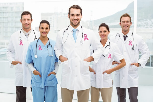 grupo-de-medicos-atendimento-cancer-de-mama