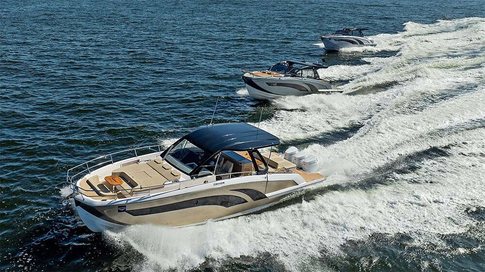 O valor da tradição: porque a linha de lanchas com mais de 15 modelos da Triton Yachts refletem uma história de embarcações incomparáveis.