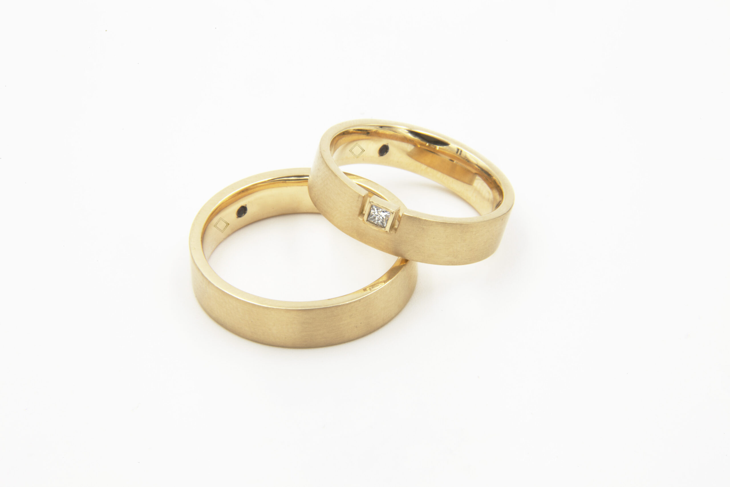 Par de Alianças Ouro Amarelo 5mm Diamantes na Feminina