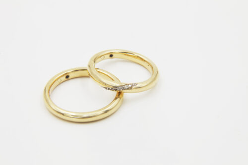 Par de alianças 3mm ouro amarelo e diamantes na feminina.