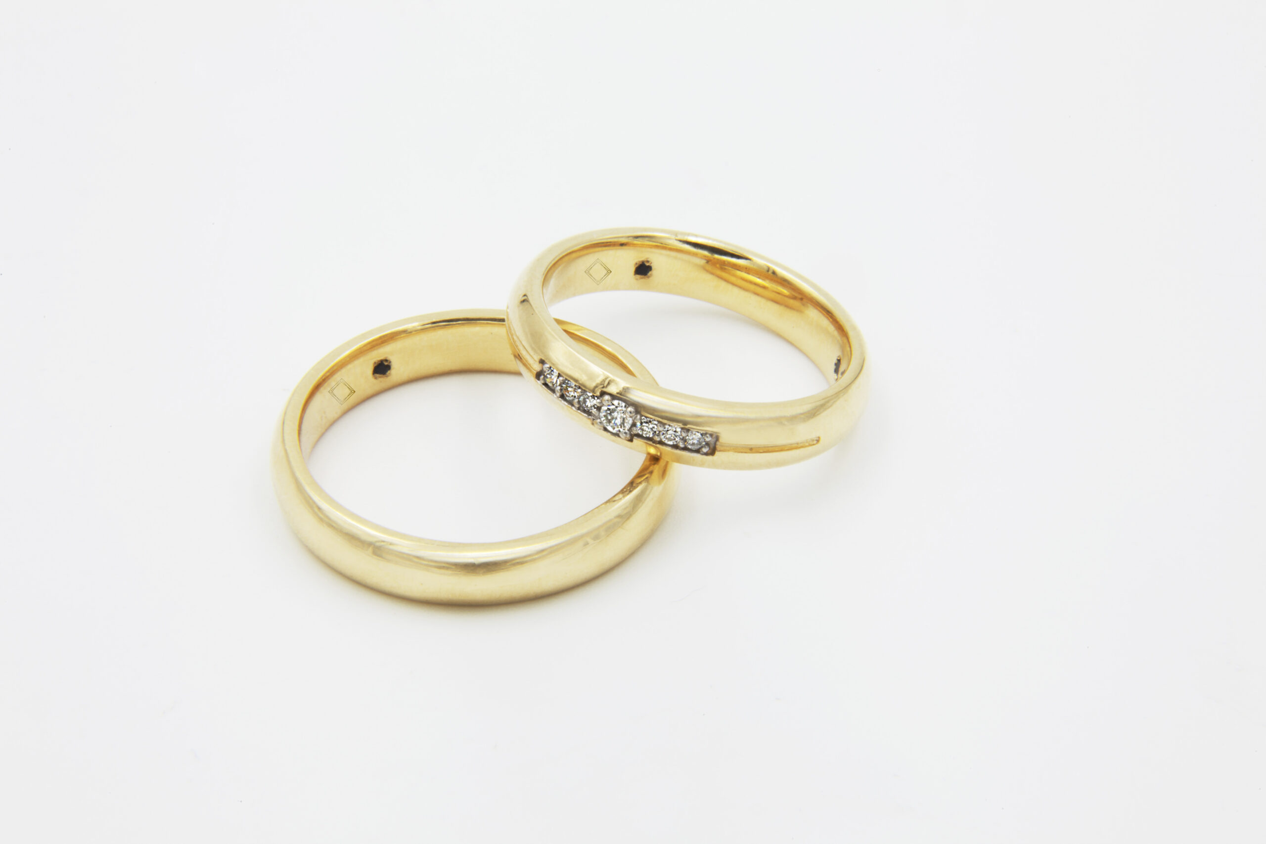 Par de alianças ouro amarelo 4mm diamantes na feminina