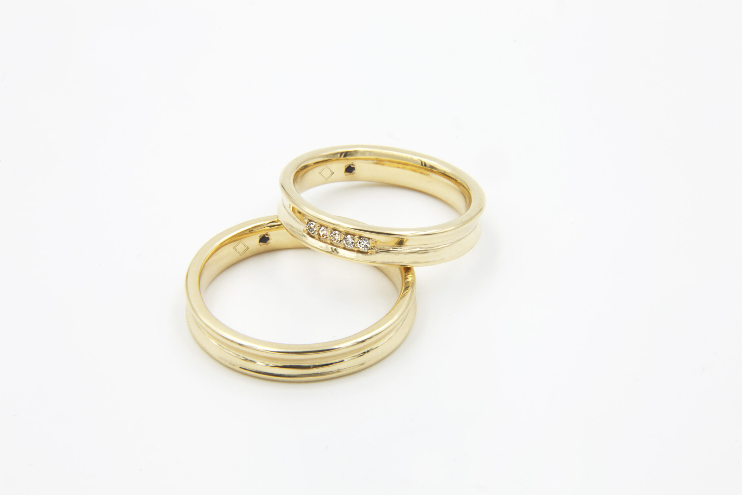 Par de Alianças Ouro Amarelo 4mm Diamantes na Feminina