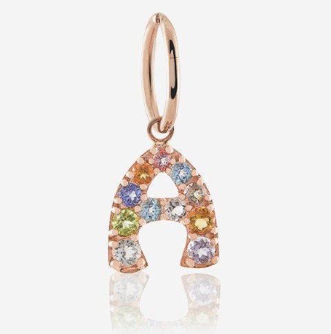 Brinco ouro rosé argola letra A gemas coradas