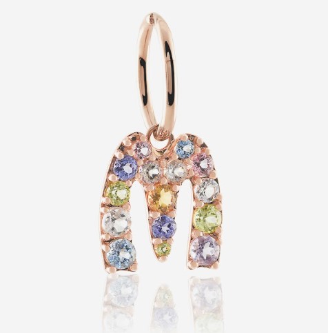 Brinco ouro rosé argola letra M gemas coradas