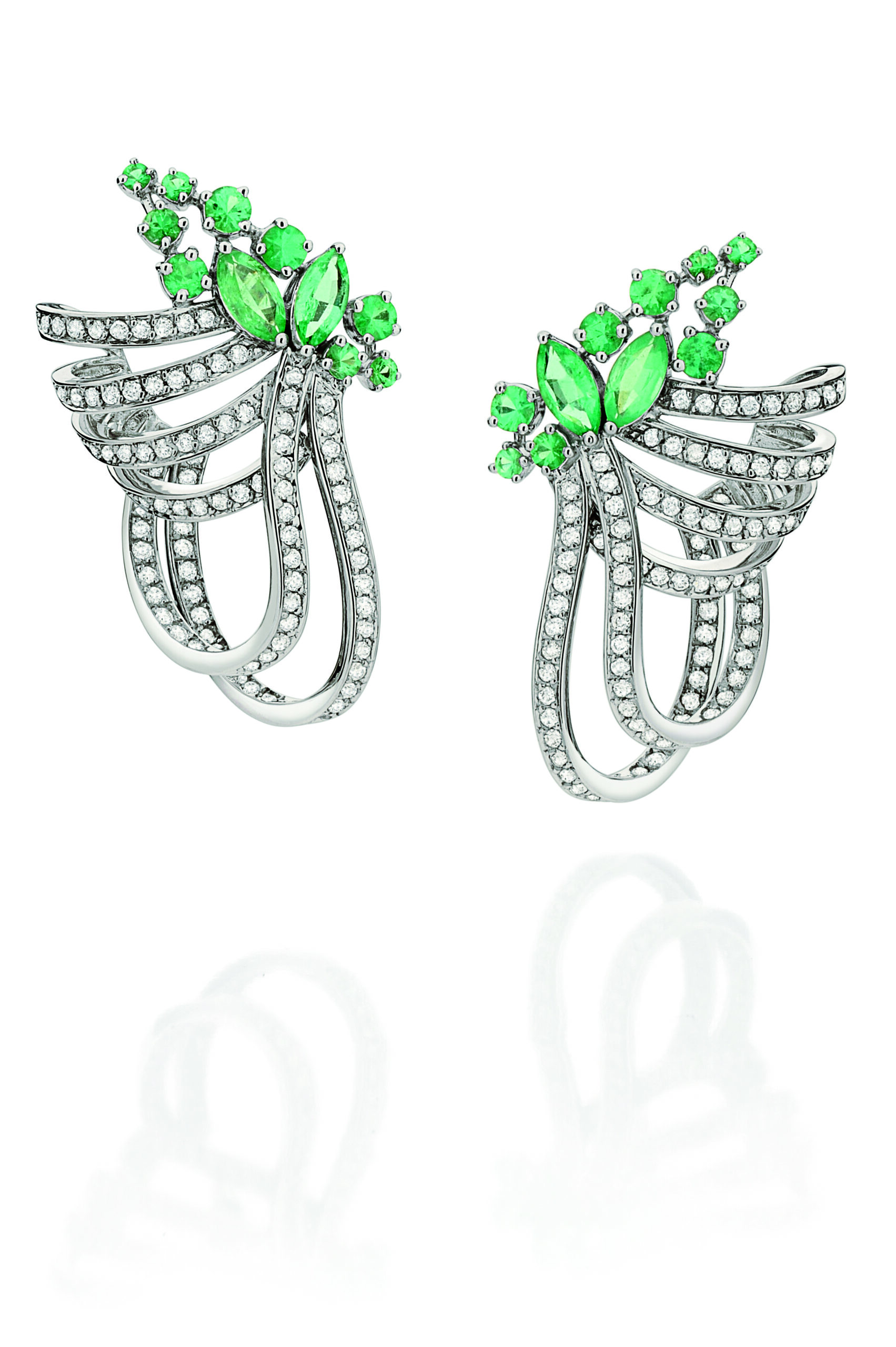 Brinco ouro branco com esmeraldas e diamantes 1,47 ct.