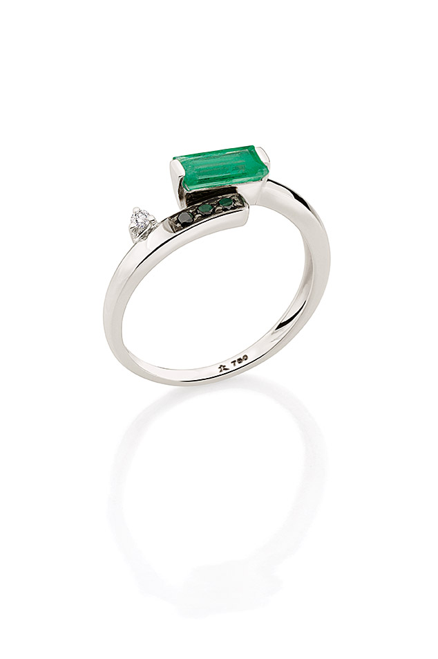 Anel ouro branco, esmeraldas, diamantes brancos e negros.