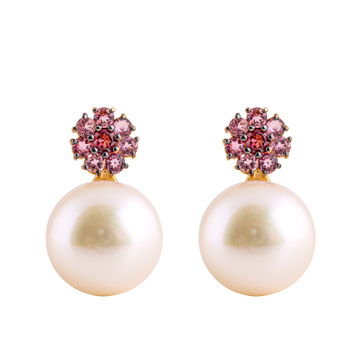 Brinco ouro amarelo flor turmalinas rosa e rodolitas, pérolas botão.