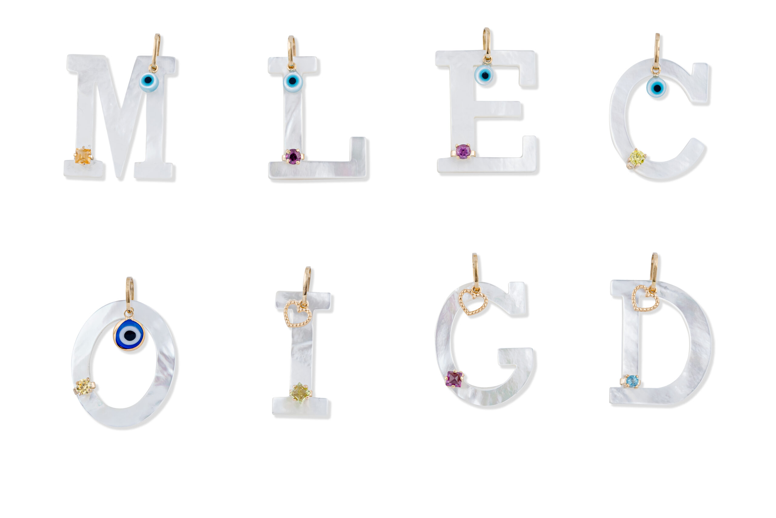 Pingentes letras variadas madrepérola detalhes gemas coradas. Valor unitário