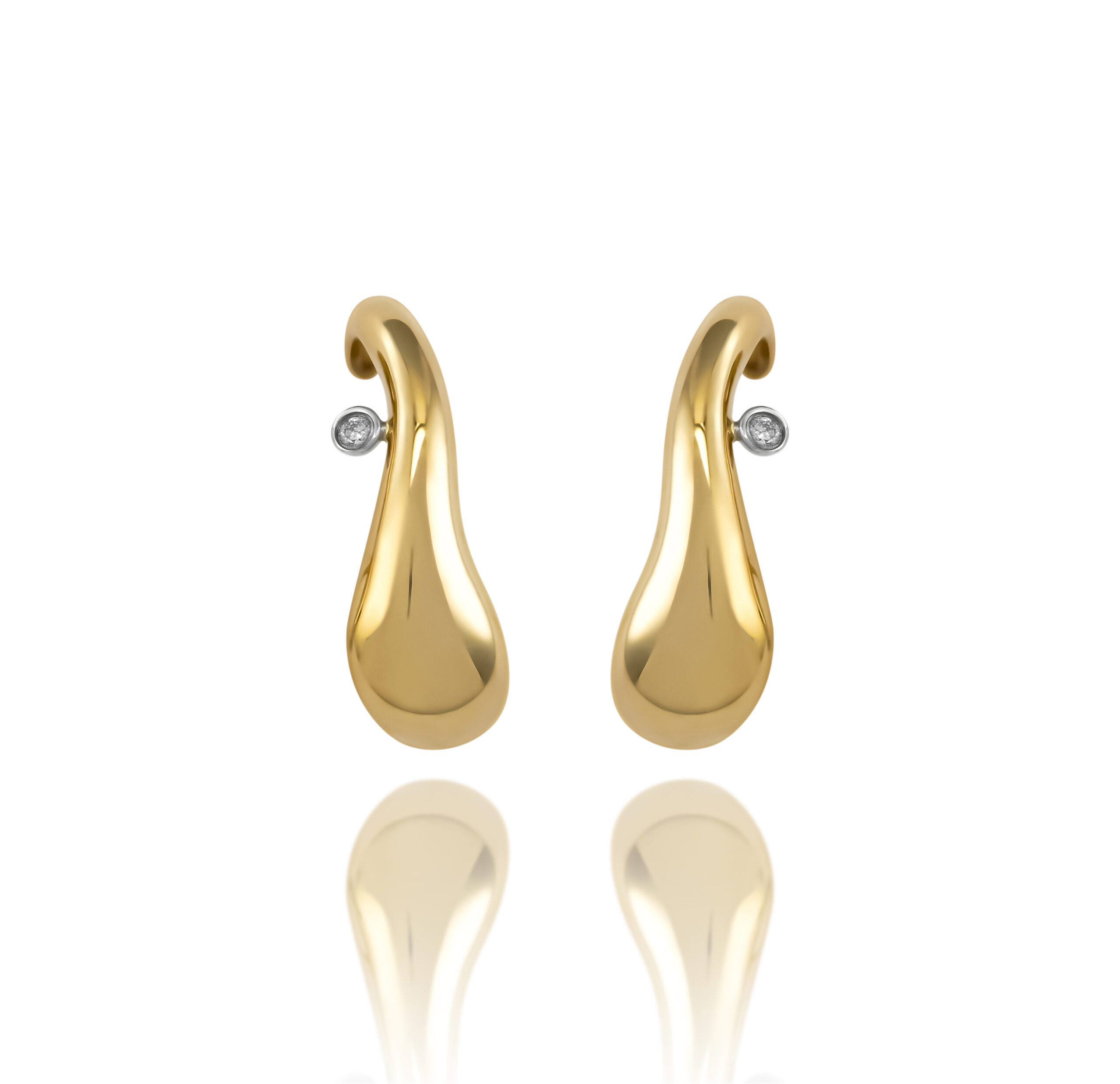 Brinco Ear Hook ouro amarelo e diamantes 0,06 ct