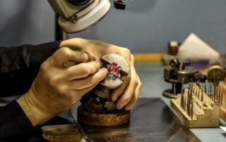 Imagem para ilustrar texto de blog sobre joias personalizadas.