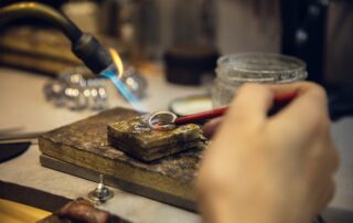 Imagem para ilustrar texto de blog sobre fabricação das joias.