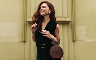 Imagem para ilustrar texto de blog sobre joias que harmonizam com preto.