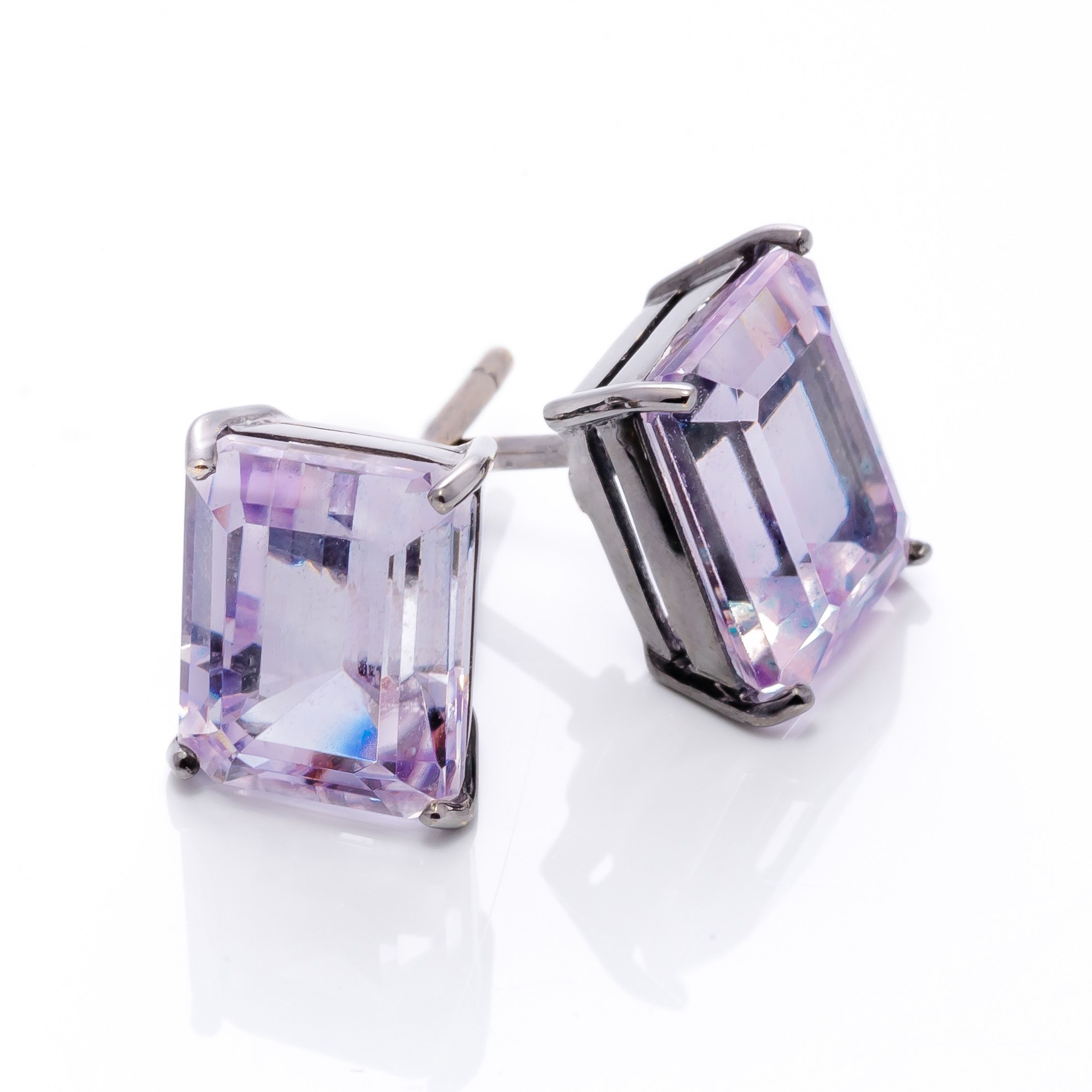 Brinco ouro amarelo com ródio negro kunzitas