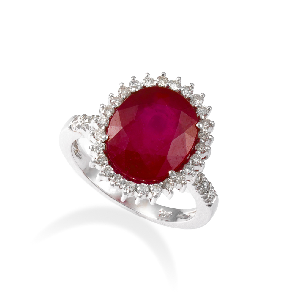 Anel Ouro Branco com Rubi Oval e Diamantes 0,37 CT