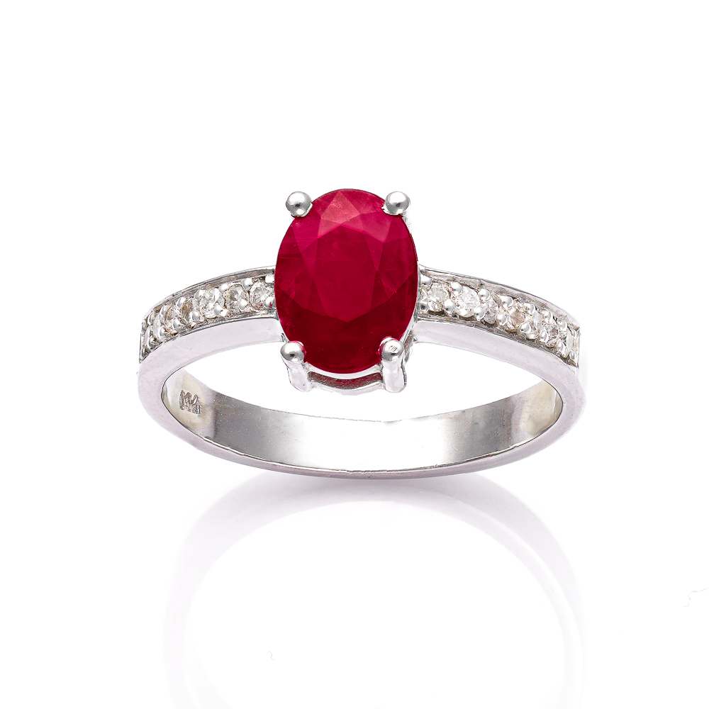 Anel Ouro Branco com Rubi Oval e Diamantes