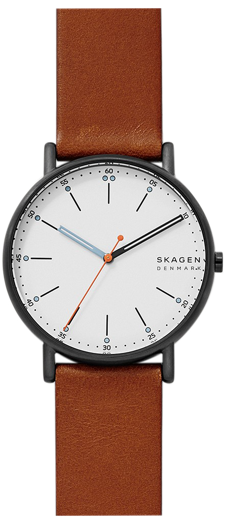 Relógio analógico, caixa aço preto, mostrador branco, grifos, pulseira couro marrom.