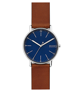 Relógio caixa aço, mostrador azul, grifos, pulseira couro marrom.