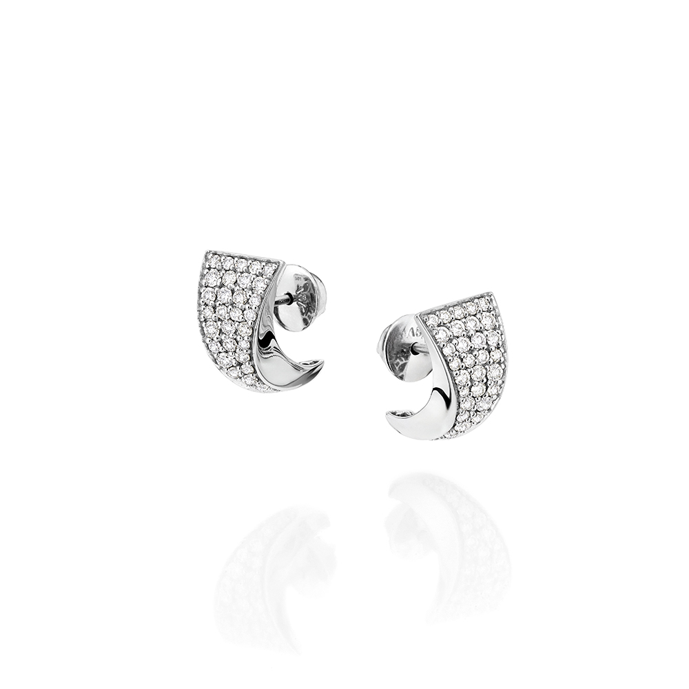 Brinco ouro branco meia argola com diamantes.